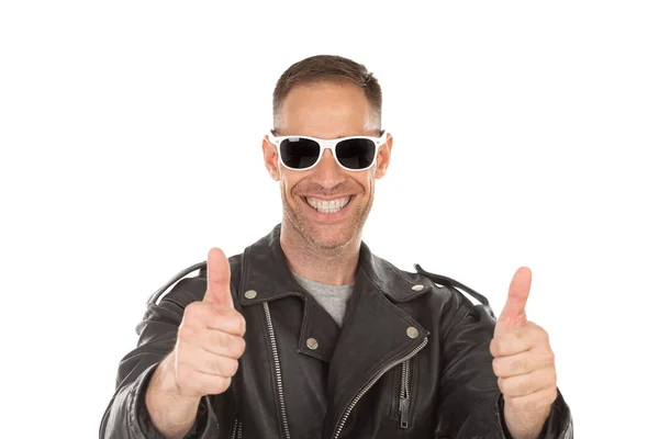 Счастливый крутой парень в кожаной куртке и солнечных очках — стоковое фото
