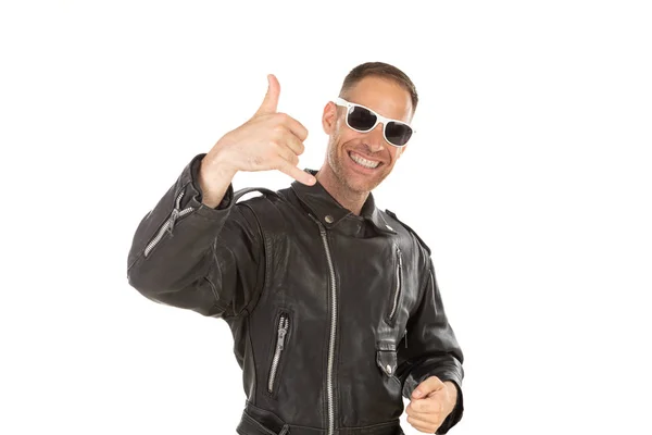 Щасливий крутий хлопець зі шкіряною курткою сонцезахисні окуляри — стокове фото