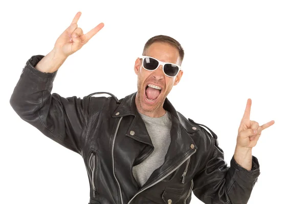 Счастливый крутой парень в кожаной куртке и солнечных очках — стоковое фото