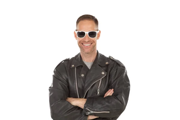 Cara legal feliz com jaqueta de couro um óculos de sol — Fotografia de Stock