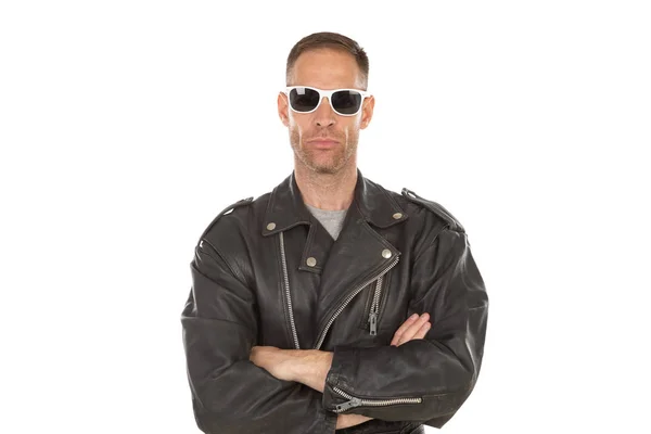 Happy cool kille med skinnjacka en solglasögon — Stockfoto