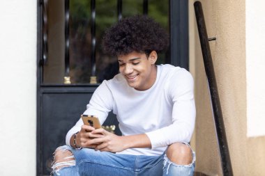 Yakışıklı adam cep bakıyor  