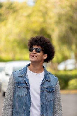 yakışıklı bir adamla sokakta