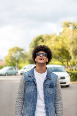 yakışıklı bir adamla sokakta