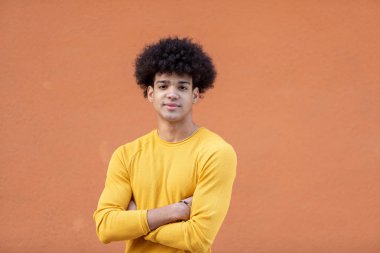 yakışıklı bir adamla sokakta