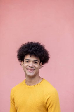 yakışıklı bir adamla sokakta