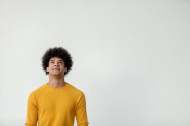 yakışıklı olan Afro saç modeli ile 