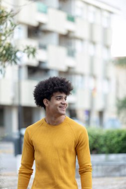 yakışıklı bir adamla sokakta