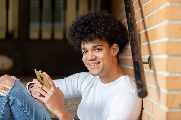 Bel ragazzo che guarda il cellulare — Foto Stock