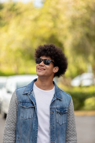 yakışıklı bir adamla sokakta