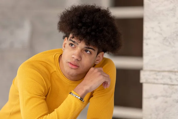 Pensive tonåring med afro frisyr — Stockfoto