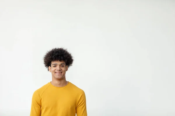 Knappe man met Afro kapsel — Stockfoto