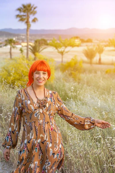 Mulher atraente com vestido bonito apreciando a natureza — Fotografia de Stock