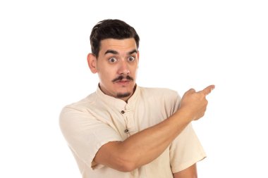 Yakışıklı adam elleriyle bir şey işaret