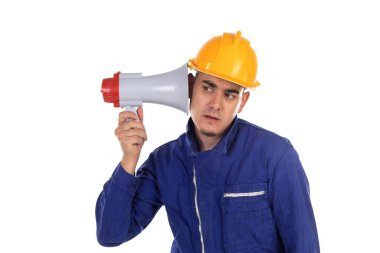 Sarı kask lı ve megafonlu inşaat işçisi