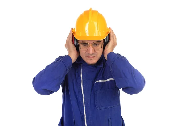 Trabajador cubriéndose las orejas con casco amarillo — Foto de Stock