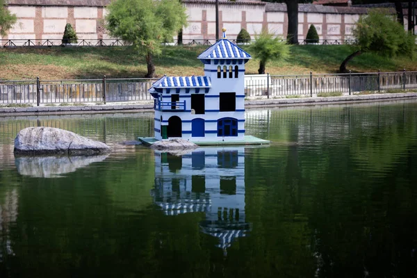 Bela casa azul para patos — Fotografia de Stock