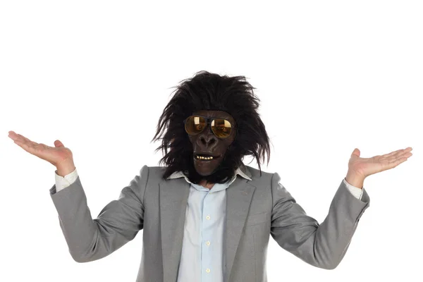 Geschäftsmann mit Gorillakopf gestikuliert — Stockfoto