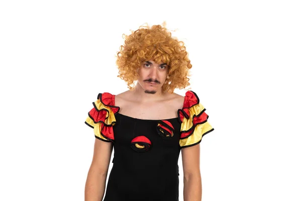 Grappige man met vrouwelijke flamenco kostuum en pruik geïsoleerd op een WHI — Stockfoto