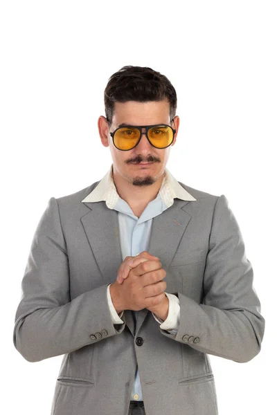 Homme d'affaires spécial avec des lunettes vintage et costume gris — Photo