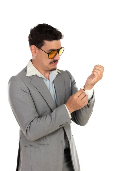 Besonderer Geschäftsmann mit Vintage-Brille und grauem Anzug — Stockfoto