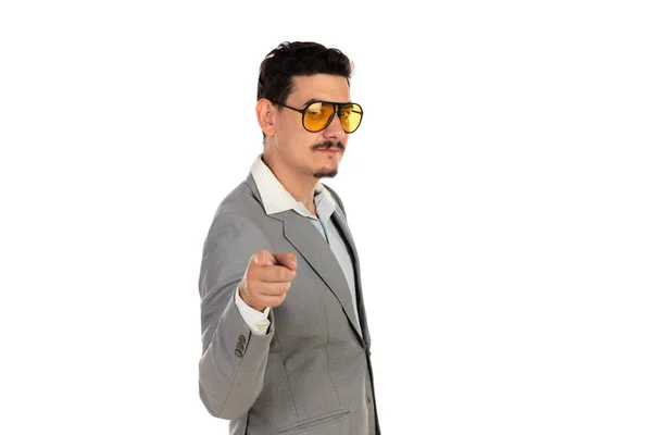 Homme d'affaires spécial avec des lunettes vintage et costume gris — Photo