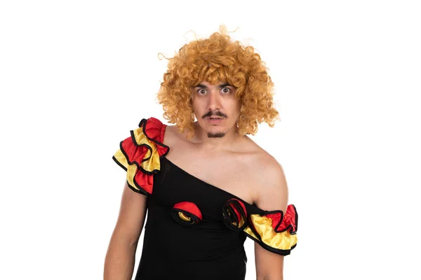 Grappige man met vrouwelijke flamenco kostuum en pruik geïsoleerd op een WHI — Stockfoto