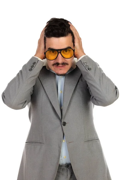 Empresário especial com óculos vintage e terno cinza — Fotografia de Stock