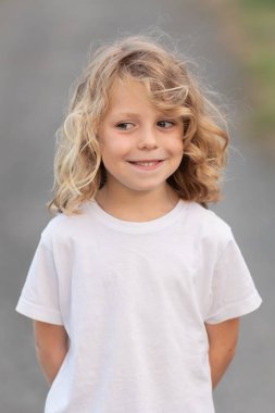 Uzun saçlı komik sarışın çocuk. 