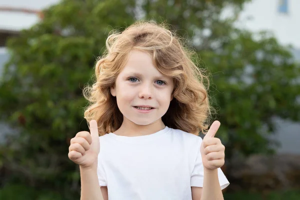 Lycklig blond unge med långt hår säger OK — Stockfoto