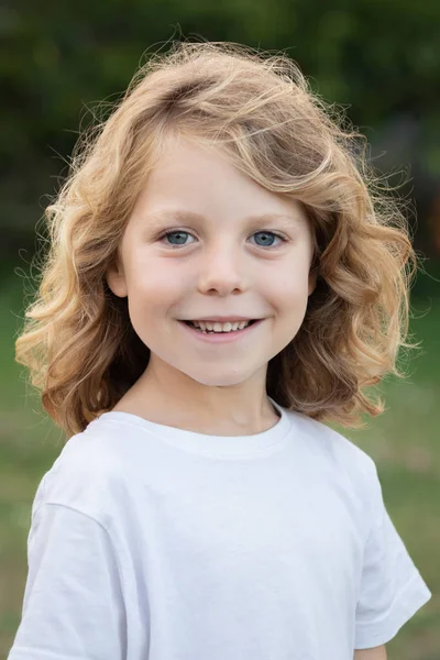 公園で長い髪を持つ面白いブロンドの子供 — ストック写真