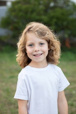 Uzun saçlı komik sarışın çocuk. 