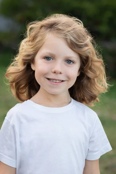 Ragazzo Biondo Divertente Con Capelli Lunghi Parco — Foto Stock