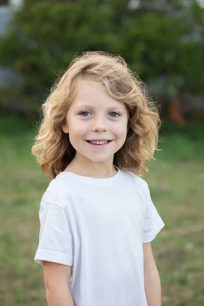 Enfant blond drôle aux cheveux longs — Photo