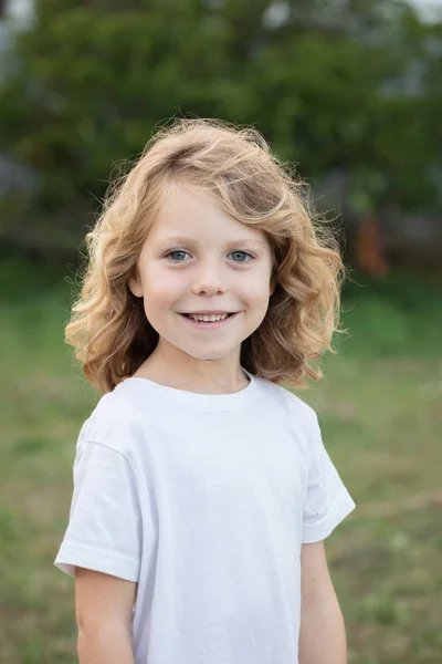 Enfant blond drôle aux cheveux longs — Photo