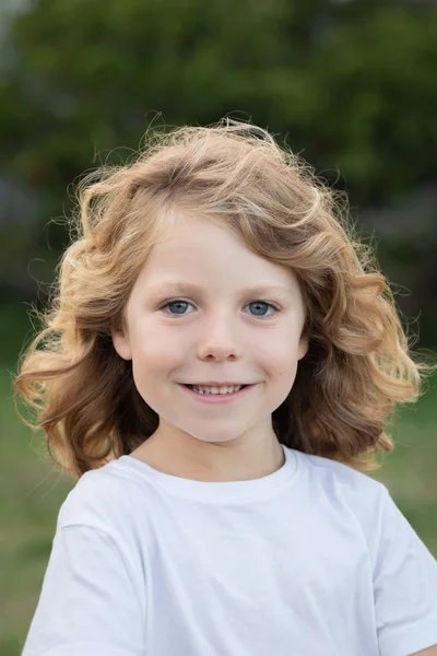 Enfant Blond Drôle Aux Cheveux Longs Dans Parc — Photo