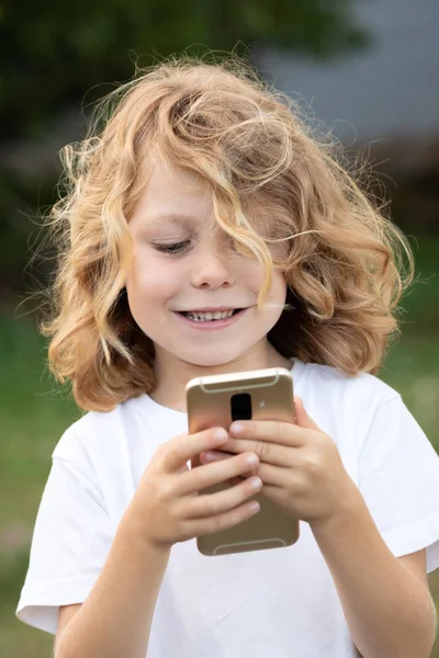 Legrační Dítě Dlouhými Vlasy Které Drží Parku Mobil — Stock fotografie