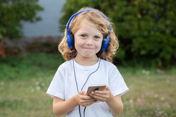 Grappig Kind Met Lang Haar Luisteren Muziek Met Blauwe Hadphones — Stockfoto