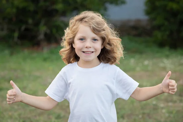 Menina Loira Feliz Com Cabelo Comprido Dizendo Parque — Fotografia de Stock