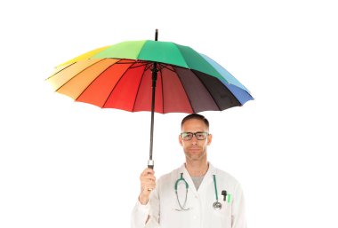 Beyaz bir arka plan üzerinde izole açık renkli şemsiye ile Yakışıklı doktor