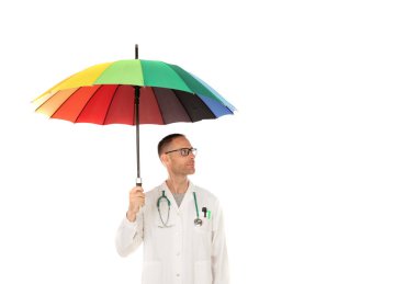 Beyaz bir arka plan üzerinde izole açık renkli şemsiye ile Yakışıklı doktor