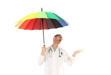 Beyaz bir arka plan üzerinde izole açık renkli şemsiye ile Yakışıklı doktor