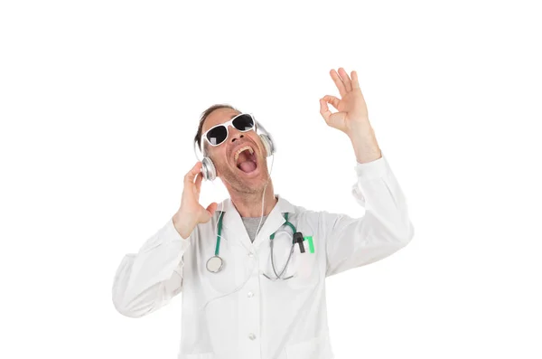 白い背景に隔離されたヘッドフォンで音楽を聴くサングラスを持つハンサムな医師 — ストック写真