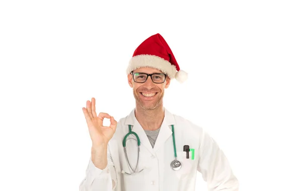 英俊的医生与圣诞帽戴着圣诞帽隔离在白色背景 — 图库照片