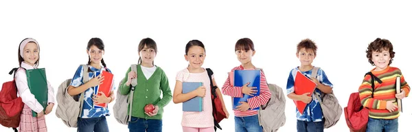 许多孩子背着背包和书准备上学 免版税图库图片