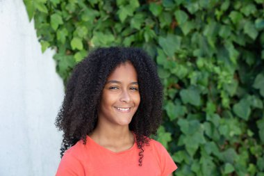 Güzel afro genç kız 