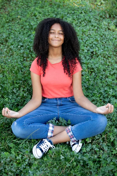 Vacker afrikansk tjej gör yoga — Stockfoto