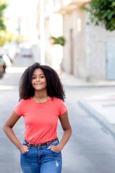 Adolescente africano ragazza a piedi — Foto Stock