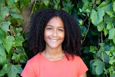 Güzel afro genç kız 