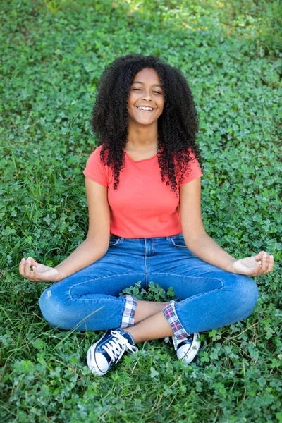 Vacker afrikansk tjej gör yoga — Stockfoto